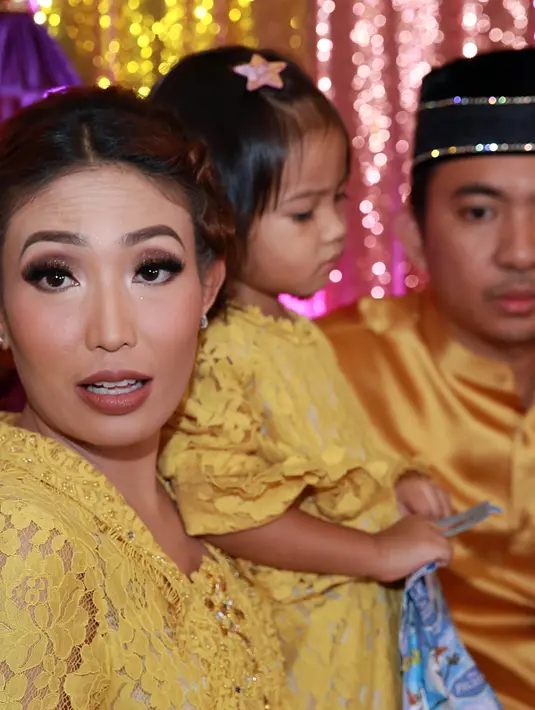 Tradisi dari Gorontalo ini diperuntukkan bagi anak perempuan menjelang usia dua tahun. (Deki Prayoga/Bintang.com)