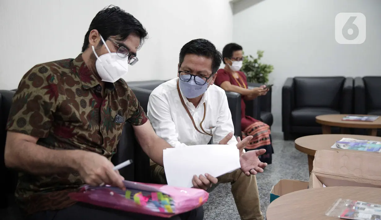 Aliansi Rakyat Gugat Pemindahan Ibu Kota Negara merapikan berkas uji materi UU IKN saat pengajuan ke Mahkamah Konstitusi, Jakarta, Jumat (1/4/2022). Pemindahan ibu kota dianggap tak sensitif karena dilakukan saat ekonomi baru mulai pulih karena pandemi. (Liputan6.com/Faizal Fanani)