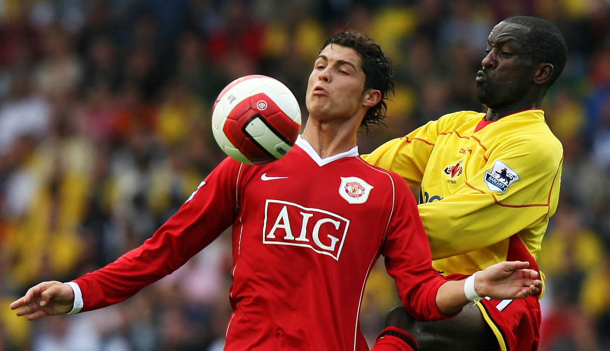 Gelandang Manchester United, Cristiano Ronaldo, duel udara dengan bek Watford, Chris Powell, pada laga Premier League di Stadion Vicarage Road, Watford, Sabtu (26/8/2006). (AFP/Adrian Dennis)