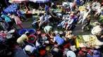 Suasana pasar ketika warga ibukota belanja kebutuhan pokok di Pasar Kebayoran Lama, Jakarta, Rabu (22/4/2020). Harga sejumlah kebutuhan pokok merangkak naik menjelang bulan Ramadan 2020 mulai dari cabe rawit, telur, daging ayam, minyak goreng, bawang hingga daging sapi. (Liputan6.com/Fery Pradolo)