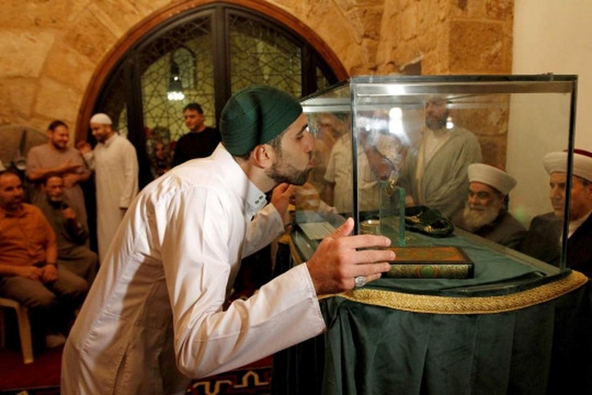 Berdoa dan mencium benda peninggalan Nabi Muhammad SAW
