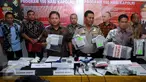 Direktorat Reserse Kriminal Khusus Polda Metro Jaya menggelar rilis kasus sepanjang tahun 2016, Jakarta, Jumat (30/12). Sepanjang 2016, Ditreskrimsus Polda Metro Jaya menangani 1.627 kasus pidana. (Liputan6.com/Gempur M Surya) 