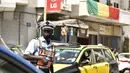 Bendera nasional Senegal tergantung dari balkon di jalan sibuk Dakar (4/2/2022). Senegal akan bertanding melawan Mesir pada babak final Piala Afrika 2021 di Paul Biya stadium, Senin (7/2/2022) dini hari WIB besok. (AFP/Seyllou)
