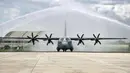 Tradisi water salute saat menyambut kedatangan pesawat Super Hercules C-130J di Lanud Halim Perdanakusuma, Jakarta, Senin (6/3/2023). TNI Angkatan Udara (AU) menerima satu unit pesawat C-130J Super Hercules A-1339 di Lanud Halim Perdanakusuma. (merdeka.com/Iqbal S. Nugroho)