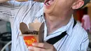Seorang pria mencoba makanan berbahan dasar serangga yang dibelinya dari sebuah kios di Sydney, Australia, Sabtu (28/4). Kecoa panggang, semut rasa madu, larva berlapis coklat dsb tersedia di kios tersebut. (AFP FOTO / ANDREW MURRAY )