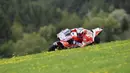 Pebalap MotoGP, Andrea Dovizioso merupakan salah pebalap asal Italia yang tampil apik pada balapan MotoGp 2017.  (AP/Kerstin Joensson)