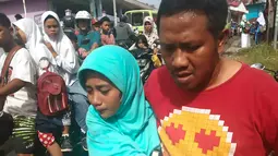 Seorang pria membawa anaknya ke jalan setelah gempa berkekuatan magnitudo 6,8 di desa Batu Merah di Ambon, kepulauan (26/9/2019). Gempa magnitudo 6,8 diikuti gempa susulan magnitudo 5,6. Kemacetan sempat terjadi setelah gempa. (AFP Photo/Yusnita)