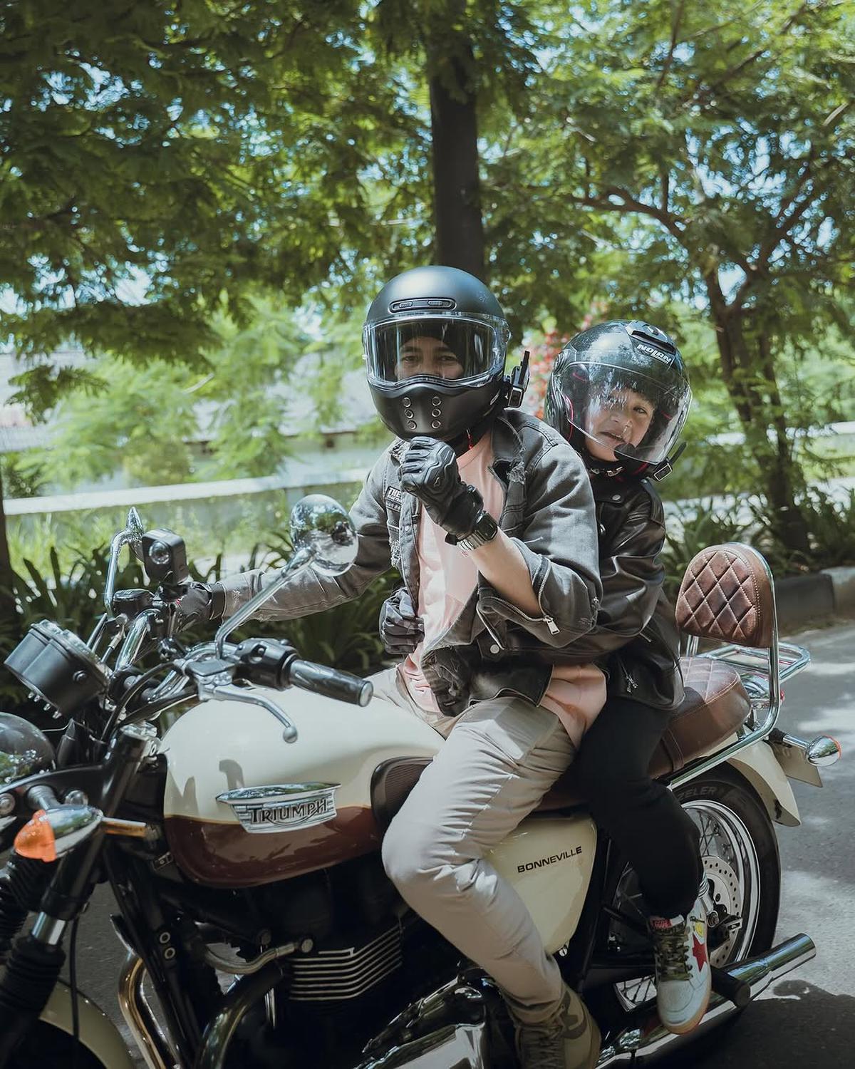 Potret Rafathar Ikut Touring Bareng Raffi Ahmad di Labuan Bajo, Tampak Asyik dan Bahagia