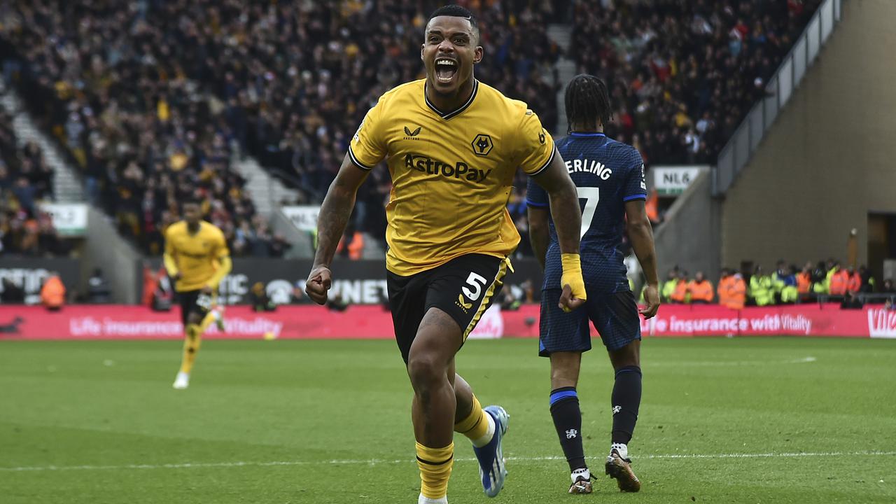 Selebrasi pemain Wolverhampton Mario Lemina saat menjebol gawang Chelsea di ajang Liga Inggris