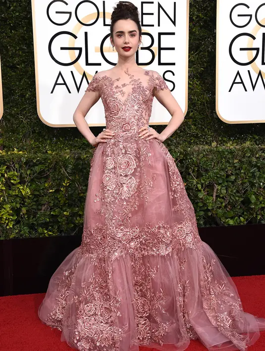 Aktris Lily Collins berpose untuk fotografer di karpet merah Golden Globe Awards di California, Minggu (8/1). Lily Collins datang sebagai nomine atas Rules Don't Apply untuk menjadi Aktris Musikal/ Komedia Terbaik. (Jordan Strauss/Invision/AP)
