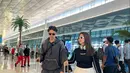 Mulai dari saat di bandara, bos skincare itu menghadirkan gaya skena khas anak muda masa kini dengan mengenakan long sleeve top warna hitam dengan aksen putih, yang dipadukan loose pants, headphone, dan kacamata hitamnya. [@felicyangelista_]