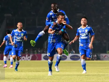 Bek Persib Ahmad Jufriyanto (depan) selebrasi setelah mencetak gol ke gawang Sriwijaya FC di Stadion Utama Gelora Bung Karno, Jakarta, Minggu (18/10/2015). Persib unggul 2-0 dibabak pertama atas Sriwijaya FC. (Liputan6.com/Yoppy Renato)