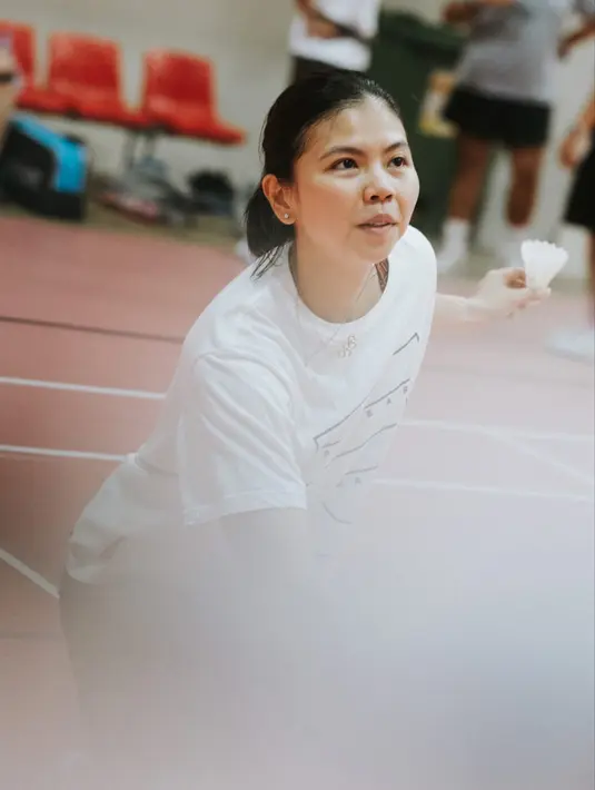 "Latihan bulu tangkis hari ini pelatihnya special sekali.", tulis Vidi Aldiano pada keterangan foto yang diunggah melalui akun Twitternya pada Selasa (21/6/2022). Diketahui, Greysia Polii turut hadir dalam latihan Vidi Aldiano dan Raisa. (Twitter/@vidialdiano)