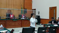 Terdakwa Linda Pujiastuti alias Anita saat menghadiri sidang kasus Narkoba yang menjerat Irjen Teddy Minahasa. (Merdeka/Rahmat Baihaqi)