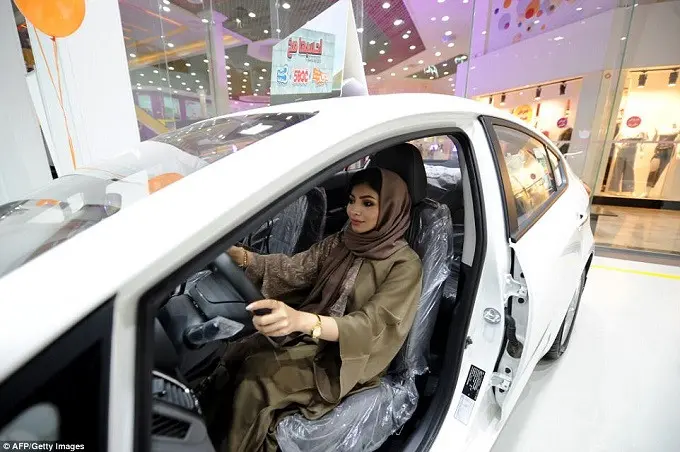 Para wanita Saudi beramai-ramai menyerbu Le Mall, Jeddah, Arab Saudi untuk menyaksikan langsung pameran mobil khusus wanita. Ini merupakan kali pertamanya pameran khusus wanita digelar di kerajaan konservatif tersebut. (AFP)