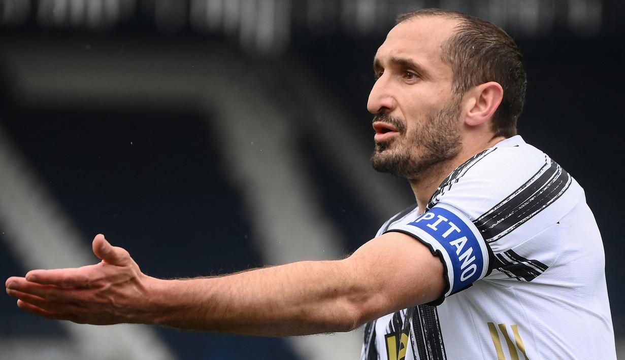 Giorgio Chiellini. Bek Italia 36 tahun ini dibeli Juventus dari Livorno pada 2004/2005 dan langsung dipinjamkan ke Fiorentina selama semusim. Ia mulai memperkuat Juventus di 2006/2007 dan telah bermain dalam 535 laga selama 15 musim dengan mencetak 36 gol dan 24 assist. (Foto: AFP/Marco Bertorello)
