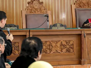 Hakim Tunggal Edi Suprapto saat mendengarkan tanggapan dari tim kuasa hukum OC Kaligis pada sidang praperadilan di Pengadilan Negeri Jaksel, Senin (10/8/2015). Sidang tersebut ditunda karena pihak KPK tidak hadir. (Liputan6.com/Yoppy Renato)