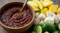 Cara Membuat Sambal Rujak yang Segar dan Kental Alami, Pedas Manisnya Pas di Lidah