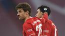 Dua pencetak gol Bayern Munich, striker Thomas Mueller (kiri) dan gelandang Jamal Musiala merayakan hasil imbang 3-3 melawan RB Leipzig usai laga lanjutan Liga Jerman pekan ke-10 di Allianz Arena, Sabtu (5/12/2020). (AFP/Andreas Gebert/Pool)