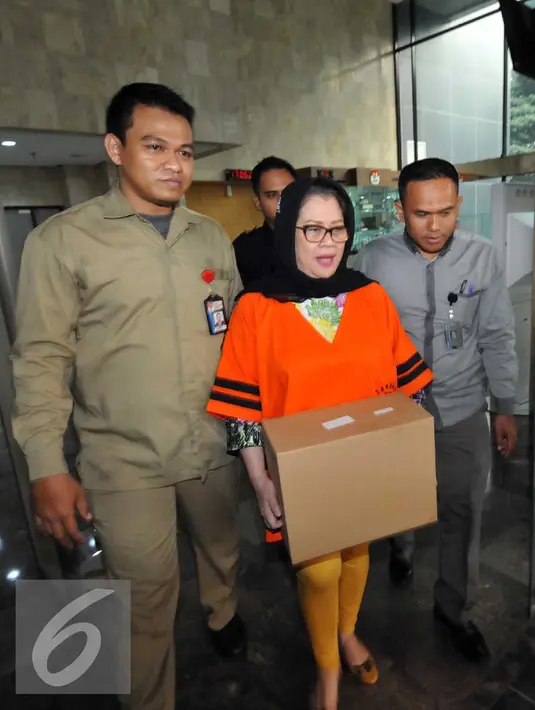 Anggota DPR F-Hanura Dewie Yasin Limpo membawa dokumen administrasi pindah rutan KPK ke Rutan Pondok Bambu di KPK, Jakarta, Kamis (22/10). Dewie ditahan terkait dugaan suap proyek PLTMH Papua. (Liputan6.com/Helmi Afandi)