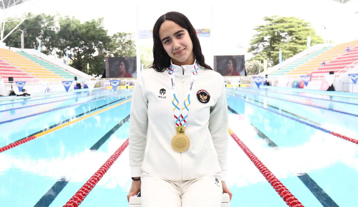 Atlet renang putri Indonesia, Masniari Wolf, kembali mengharumkan nama Tanah Air di SEA Games 2025 Thailand. Ia meraih medali emas pada final 50m gaya punggung putri dengan catatan waktu 28,80 detik pada Kamis (11/12/2025) lalu. (Dok. PB Akuatik Indonesia)