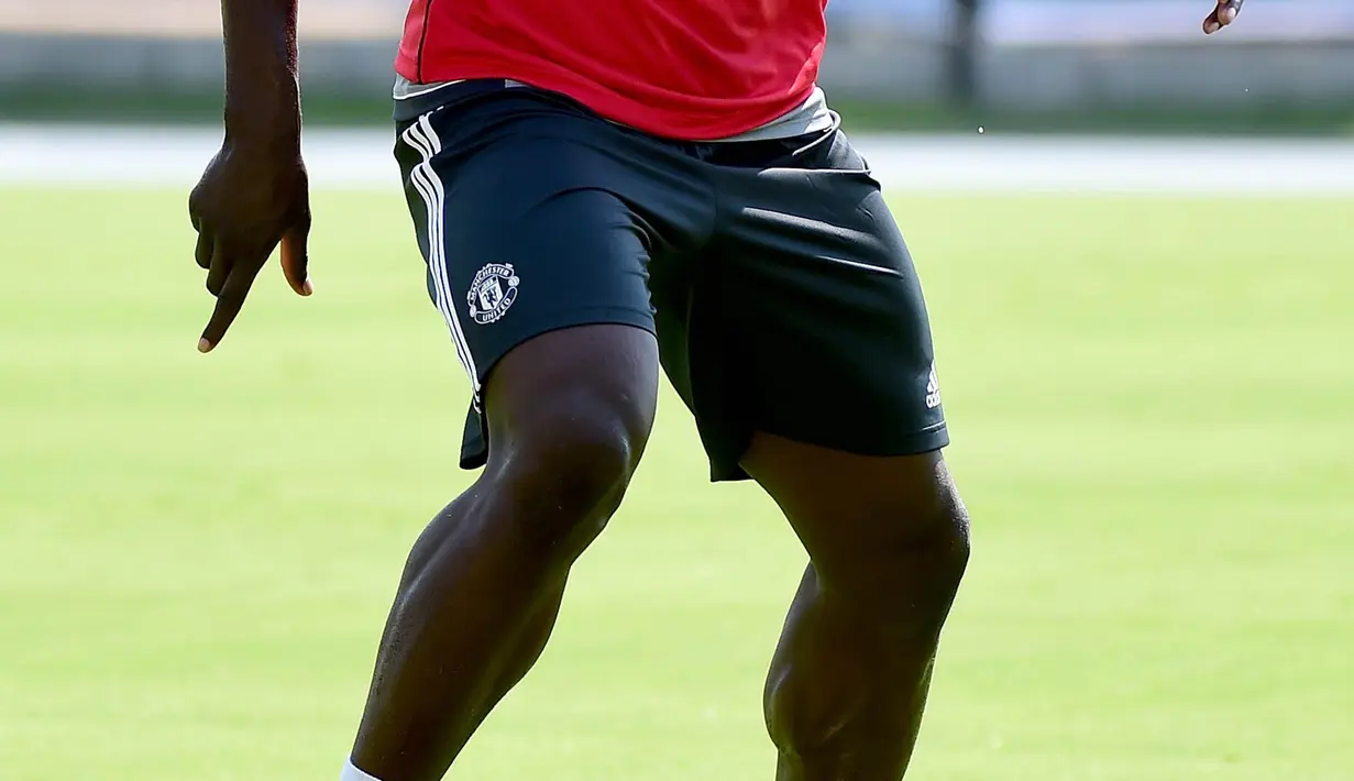 Striker anyar Manchester United, Romelu Lukaku, mengontrol bola saat latihan perdana dalam rangkaian tur pramusim di Stadion UCLA Drake, Los Angeles, Senin (10/7/2017). (AFP/Harry How)
