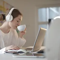 Ilustrasi Mendengarkan Musik saat Bekerja Credit: pexels.com/AndreaPiacquadio