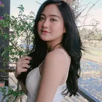 Meski masih berusia 19 tahun, Salshabilla selalu memperhatikan penampilannya. Ia juga kerap membagikan OOTDnya yang memukau dalam memadupadankan pakaian di akun Instagram. Paling menarik adalah ketika ia memposting outfit dengan busana putih elegan. (Liputan6.com/IG/@salshabillaadr)