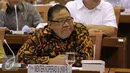 Menteri Koperasi dan UKM Anak Agung Gede Ngurah Puspayoga mengikuti raker dengan Komisi VI DPR, Jakarta, Kamis (4/2). Raker yang seharusnya membahas  MEA Trans Pacific Partnership, Globalisasi, Gula, Beras, Garam harus Ditunda. (Liputan6.com/Angga Yuniar)
