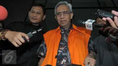Djoko Pranomo enggan menjawab pertanyaan wartawan usai menjalani pemeriksaan sebagai tersangka dalam kasus dugaan korupsi Balai Pendidikan dan Pelatihan Ilmu Pelayaran Sorong tahap III, Jakarta, Rabu (2/3/2016). (Liputan6.com/Helmi Afandi)