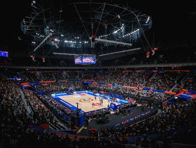 Penonton memadati Indonesia Arena Indonesia Arena, Senayan, Jakarta saat laga Grup H Piala Dunia FIBA 2023 antara Kanada melawan Prancis pada Jumat (25/08/2023). Kanada menang dengan skor 95-65. (Bola.com/Bagaskara Lazuardi)