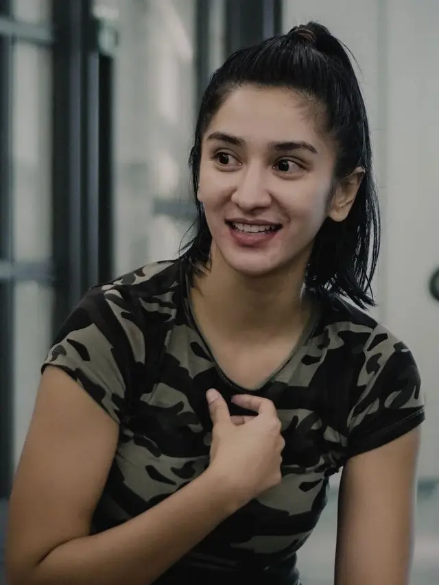 [Fimela] 7 Potret Cantik Fanny Ghassani Saat Bare Face