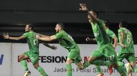Para pemain Bhayangkara FC merayakan gol yang dicetak Ilham Udin Armaiyn ke gawang Persipura pada laga Liga 1 Indonesia di Stadion Patriot, Bekasi, Sabtu (9/9/2017). Bhayangkara FC menang 2-1 atas Persipura. (Bola.com/Vitalis Yogi Trisna)