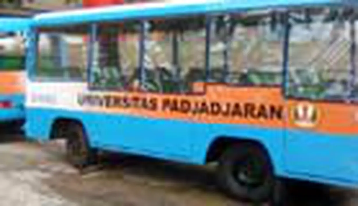Mahasiswa Universitas Padjajaran di Kampus Jatinangor, Bandung, Jawa Barat, sangat terbantu dengan hadirnya bus safari yang siap mengantar dan menjemput mereka dari dan menuju kampus.