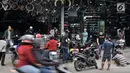 Warga menyervis motor di salah satu bengkel di Jalan Otista, Jakarta, Minggu (26/5/2019). Jelang Idul Fitri atau Lebaran, jumlah pelanggan bengkel motor di kawasan Otista meningkat, mulai dari menyervis mesin hingga membeli perlengkapan guna kesiapan mudik mendatang. (merdeka.com/Iqbal S. Nugroho)