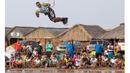 Peserta Kitesurfing tengah menyaksikan aksi Ken Ruiz pada ajang Third Kite Addict Kolombia tournamen di Cabo de la Vela, Guajira Departmen, Kolombia, (4/7/2016). (AFP/Joaquin Sarmiento)