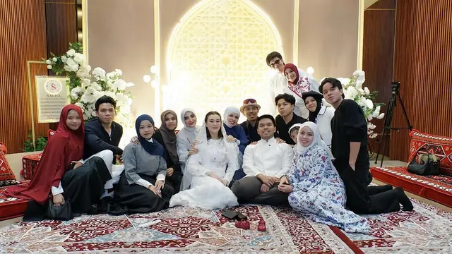 6 Potret Gen Halilintar di Tasyakuran 4 Bulan Kehamilan Aaliyah Massaid, Beri Doa