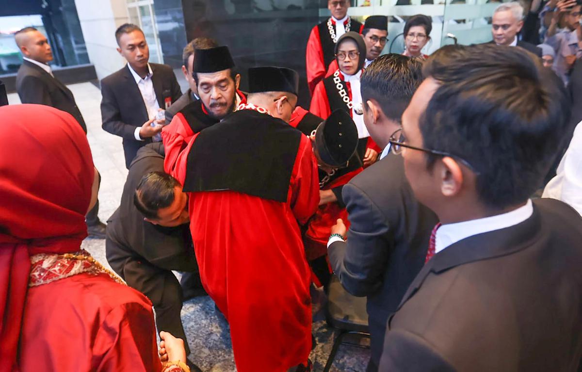 FOTO:  Detik Detik Anwar Usman Jatuh Pingsan di Gedung MK
