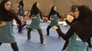 Sejumlah karateka berhijab melakukan pemanasan jelang penampilannya pada Kejuaraan Dunia Karate Junior, Cadet dan U-21 2015 di ICE, Tangerang. (Bola.com/Vitalis Yogi Trisna) 