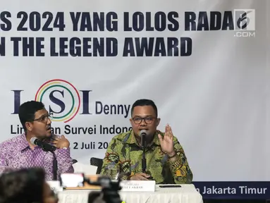 Peneliti LSI Denny JA, Rully Akbar (kanan) memaparkan survei terkini bertajuk '15 Capres 2024 yang Lolos Radar dan the Legend Award' di Kantor LSI, Jakarta, Selasa (2/7/2019). LSI Denny JA merilis 15 nama yang patut digadang kuat maju sebagai calon presiden 2024. (Liputan6.com/Faizal Fanani)