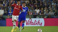 Jadon Sancho (kiri) dipepet Justin (kanan) saat Manchester United (MU) bertanding melawan Leicester City dalam lanjutan Liga Inggris 2022/2023 di King Power Stadium, Jumat (2/9/2022) dini hari WIB. (AP Photo/Rui Vieira)