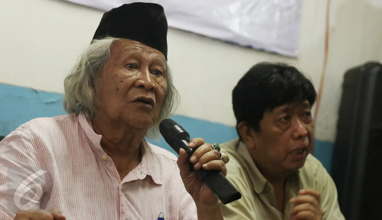 Ridwan Saidi (kiri) saat diskusi Reklamasi Pantai Utara Jakarta di Cikini, Jakarta, (14/7). Ridwan mengecam pernyataan PT Agung Podomoro Land yang menyebut alasan reklamasi dilakukan karena kondisi pantai yang sudah rusak. (Liputan6.com/Immanuel Antonius)