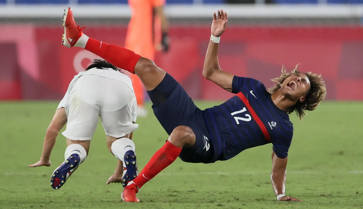Gelandang Prancis Alexis Beka Beka jatuh saat pertandingan sepak bola putaran pertama grup A Olimpiade Tokyo 2020 antara Prancis dan Jepang di Stadion Internasional Yokohama di Yokohama pada 28 Juli 2021. (Mariko ISHIZUKA / AFP)