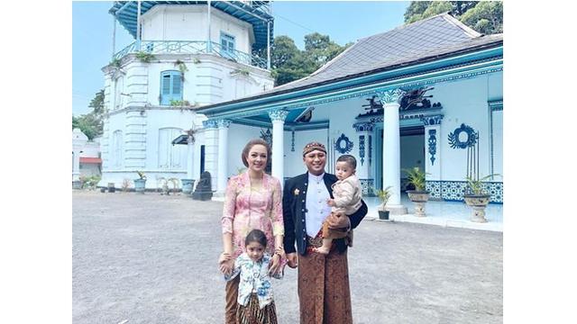 1. Reisa Broto Asmoro menikah dengan Kanjeng Pangeran Tedjoningrat Broto Asmara pada tahun 2012.