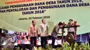Wakil Presiden Jusuf Kalla (ketiga kiri) memukul gong saat Rakornas Pembangunan dan Pemberdayaan Desa di Jakarta, (22/2). Rakornas ini diikuti oleh para gubernur, bupati, kepala desa. (Sigit Purwanto/Humas Kemendes PDTT)
