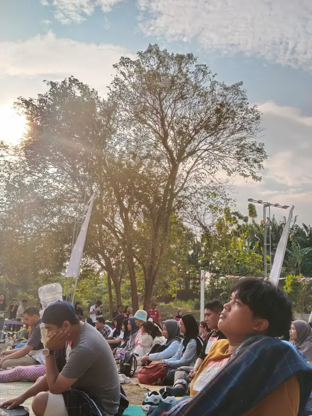 Antusias Warga Ikut Lomba Melamun Sore Hari