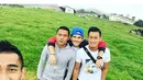 Dedi Kusnandar foto bersama rekan-rekannya di Sabah FA di padang luas kawasan Kota Sabah, Kinabalu, Malaysia. (Instagram)