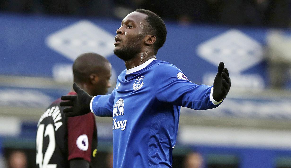 Gaya pemain Everton, Romelu Lukaku merayakan gol ke gawang Manchester City, Lukaku mencetak satu gol saat Everton melumat Manchester City 4-0 di Goodison Park, Liverpool, Minggu (15/1/2017). (Peter Byrne/PA via AP)