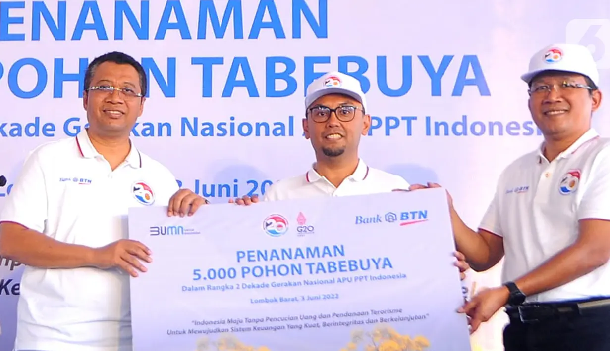 (Ki-Ka) Gubernur NTB Zulkieflimansyah, Ketua PPATK Ivan Yustiavandana dan Direktur Utama Bank BTN Haru Koesmahargyo foto bersama pada penanaman bibit pohon tabebuya di Perumahan Bellpark II, Mataram, Lombok Barat, Jumat (3/05/2022). Sebanyak 5.000 bibit pohon akan ditanam di lingkungan perumahan yang dibiayai oleh BTN. (Liputan6.com/HO/BTN)
