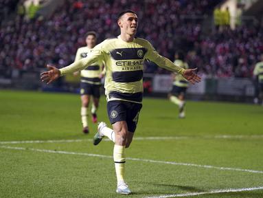 Pemain Manchester City, Phil Foden melakukan selebrasi setelah mencetak gol pertama timnya ke gawang Bristol City pada laga putaran kelima Piala FA 2022/2023 di di Ashton Gate, Rabu (1/3/2023) WIB. Foden berhasil mencetak dua gol pada laga ini, yaitu pada menit ke-7 dan ke-74. (AP Photo/Kirsty Wigglesworth)